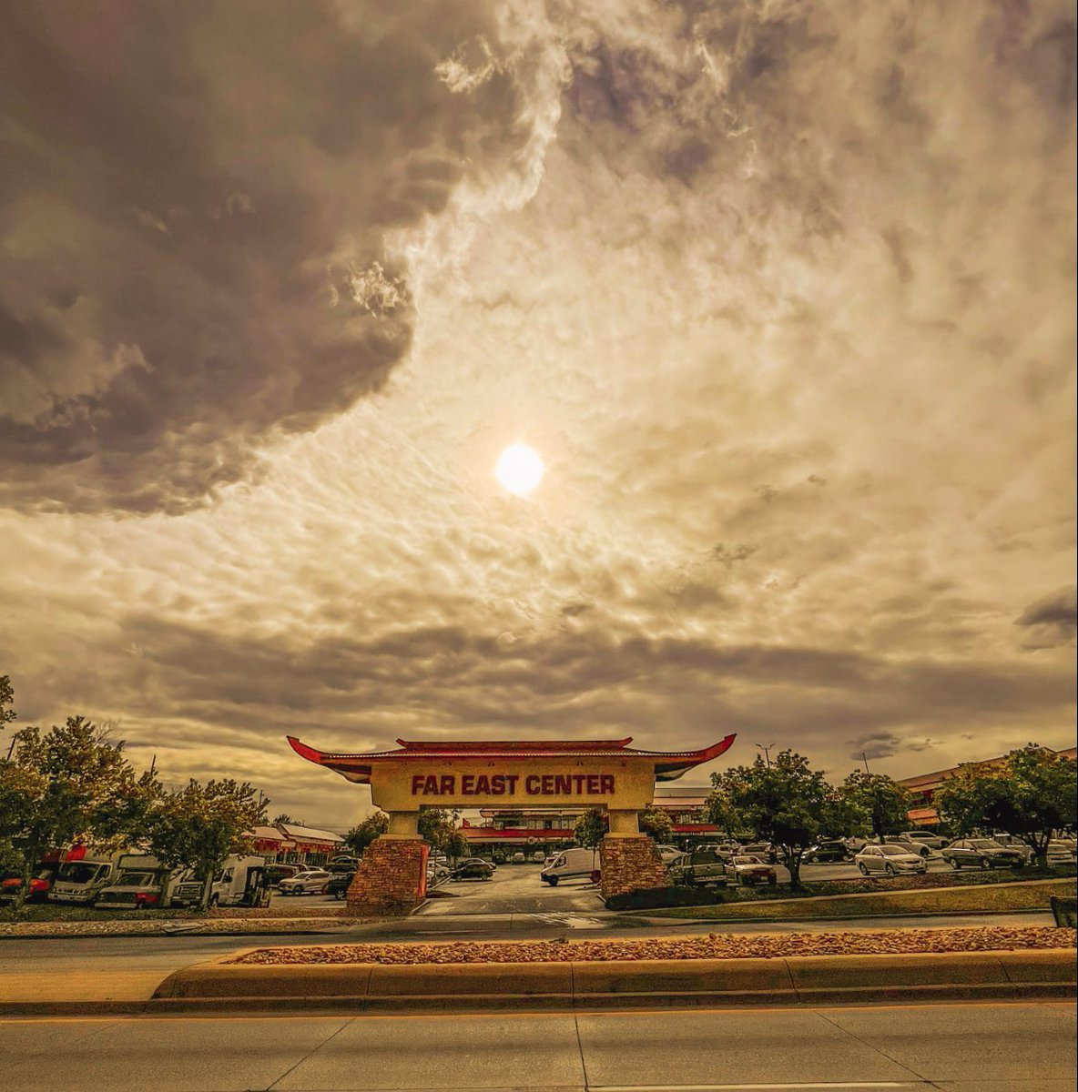HypedLocally's tweet photo. Today we wanted to capture some of the beauty in #littlesaigondenver #denver #beautiful #sky #truonggifts #locallyhyped #SupportSmallStreamers https://t.co/xZPELWLBYP