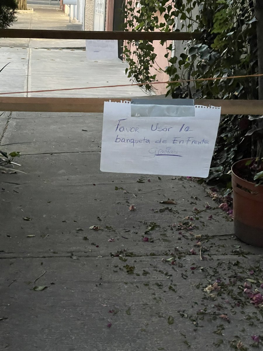 Listisima_soy's tweet photo. @Narvarte_ @BJAlcaldia esto no es posible? Bloquear banquetas! #Nmms #BuenViernes pero me encuentro con esto al pasar en la calle de Pestalozzi entre Esperanza y Morena #EsElMomentoDe reportar estas atribuciones no permitidas #FelizViernes https://t.co/a74ZBe955e