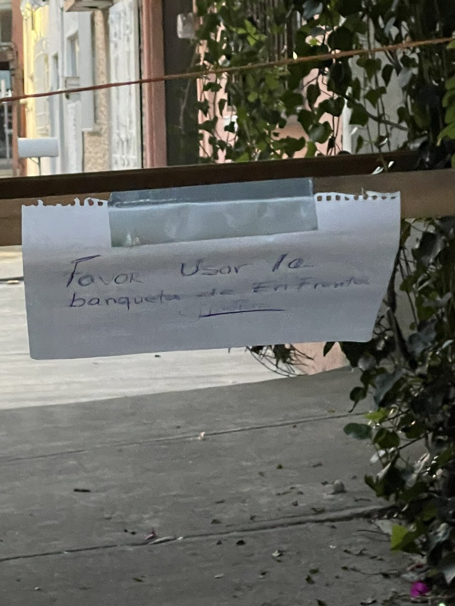 Listisima_soy's tweet photo. @Narvarte_ @BJAlcaldia esto no es posible? Bloquear banquetas! #Nmms #BuenViernes pero me encuentro con esto al pasar en la calle de Pestalozzi entre Esperanza y Morena #EsElMomentoDe reportar estas atribuciones no permitidas #FelizViernes https://t.co/a74ZBe955e
