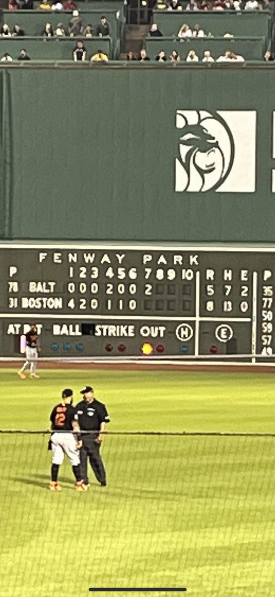 twittablowzz's tweet photo. @RedSox Something doesn’t add up - 2+2=5??? https://t.co/gVG6Y02KCh