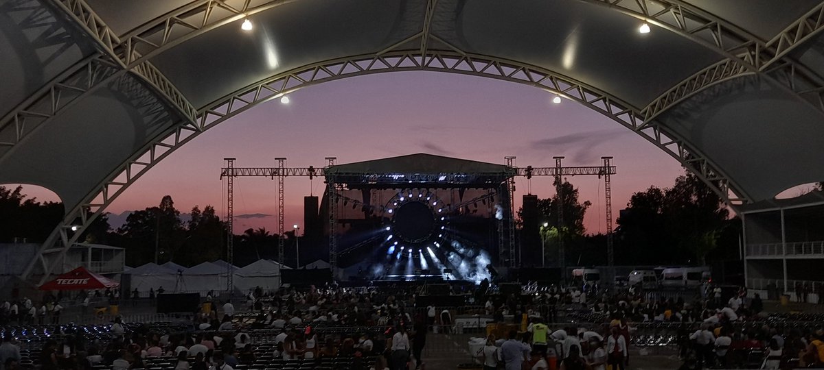 Mayavilla's tweet photo. Mayavilla #EnConcierto, digo, en el concierto de #90sPopTour en León #NoMeJuzguen #LoDisfruto #MeTransformo https://t.co/UXESKBci58