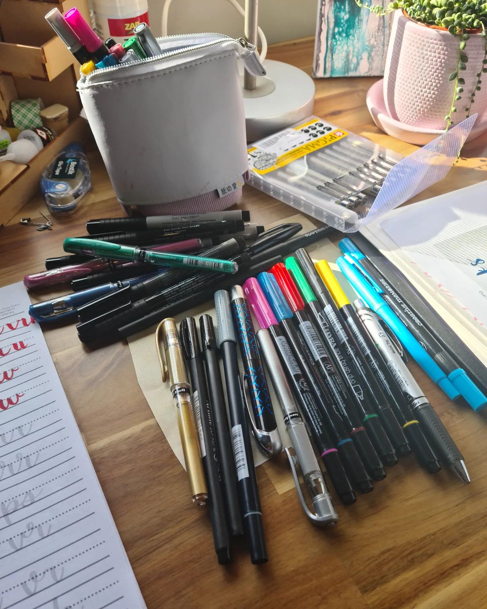 _bron_'s tweet photo. Ummm..... send help?!
#penobsession #handlettering #calligraphy https://t.co/ezHaORRQiU https://t.co/XwSgRpAeYV