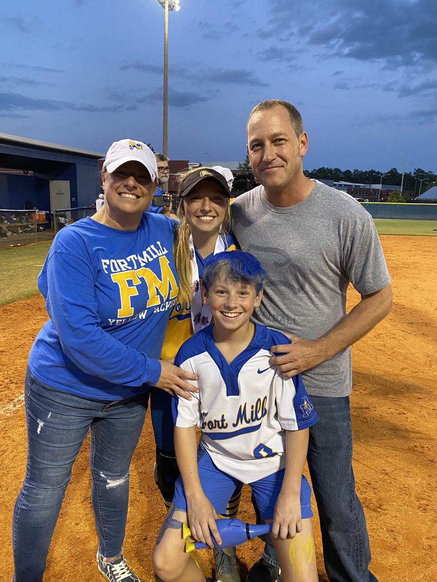suziewilson11's tweet photo. 5A SC State Champions!!  #gojackets #wearefortmill https://t.co/lJGGhoSvxW
