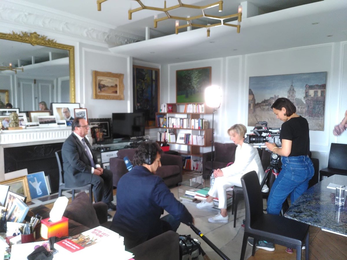 SabineRau's tweet photo. Parlamentswahlen in #Frankreich. Wir haben Expräsident Hollande in seinem Büro interviewt. Der Sozialist ist entsetzt über den Zusammenschluss seiner Partei mit dem Linksradikalen, Mélenchon. Er warnt vor einer „Krise für Frankreich und für Europa“. Warum? Morgen #ARD#weltspiegel https://t.co/u9H3ZusXxY