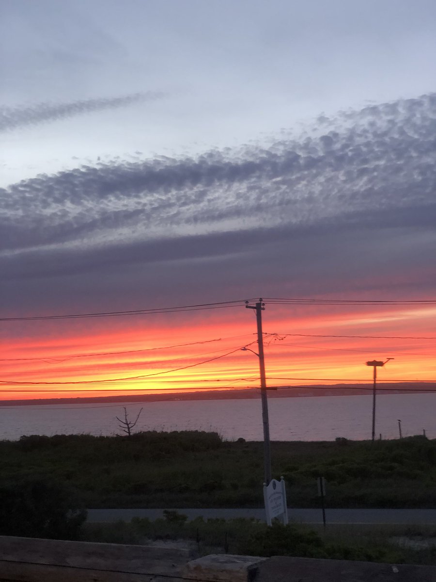 PatyBrady1's tweet photo. About last night, best sunset 🌅❤️#hamptons #hamptonbays #dune #duneroad #bay #summer #redsky #cielo #cielorojo #ny #liny https://t.co/nLZpGikdLS