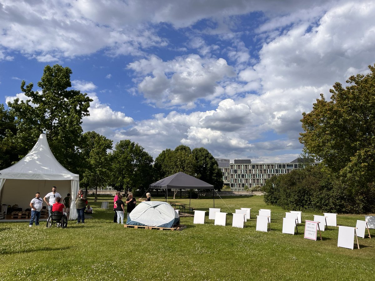 Neuer Protest 🪧: wir fordern mehr politische und gesellschaftliche Teilhabe. Umsetzung der UN-Konvention für taube Menschen. <a href="/SteffenHelbing/">Steffen Helbing</a>