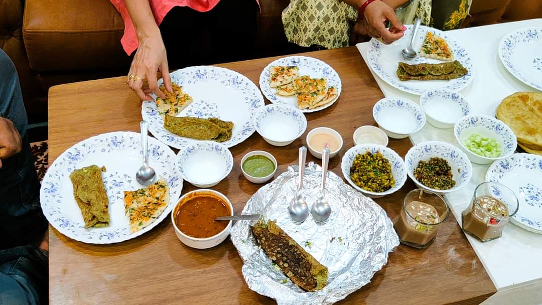 IndoreTalk's tweet photo. #FoodTalk: рджрд╡реЗ рдХрд╛ рджрд┐рд╡реНрдп рдорд╕рд╛рд▓реЗ рд╕рдВрдЧ рдЪрд╛рдЪрд╛ рдЪрдЯреЛрд░реЗ рдкрд╣реБрдВрдЪреЗ рд╢рд░реНрдорд╛ рдлреИрдорд┐рд▓реА рдХреЗ рдШрд░ рдФрд░ рд▓реБрдлреНрдд рдЙрдард╛рдпрд╛ рд╕реНрд╡рд╛рджрд┐рд╖реНрдЯ рдмреНрд░реЗрдХрдлрд╛рд╕реНрдЯ рдХрд╛...
рджреЗрдЦрд┐рдпреЗ рдлрд╝реВрдб рдЯреЙрдХ рд╡рд┐рде рдЪрд╛рдЪрд╛ рдЪрдЯреЛрд░реЗ рдХрд╛ рдПрдкрд┐рд╕реЛрдб рд░рд╛рдд 8 рдмрдЬреЗред
#ChachaChatore #IndoreFood #HomeChef #Cooking #DavePremiumSpices #DaveSpices #DaveMasala #Indore #IndoreTalk https://t.co/AUvoaiEDoL