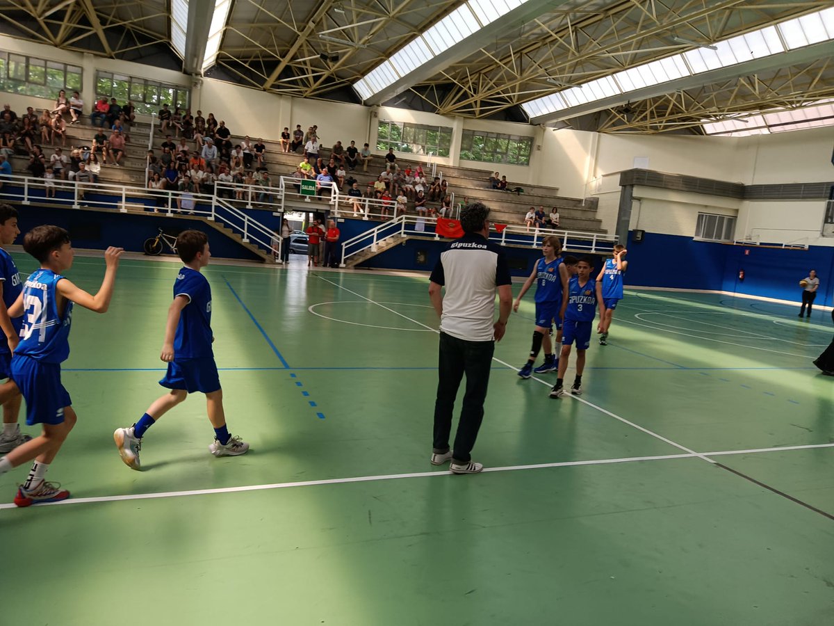 Basketbasko's tweet photo. #EUSKNAF21 #miniGasteiz
#Mutilak
➡️ Finalerdia
@FNBaloncesto 5️⃣6️⃣
@fgbaloncesto 5️⃣8️⃣
Gipuzkoak garaipena lortu eta bihar gizonezkoen finala jokatuko du.
Nafarroak 3. eta 4 posturako partida jokatuko du. https://t.co/RcaVuQn3d1
