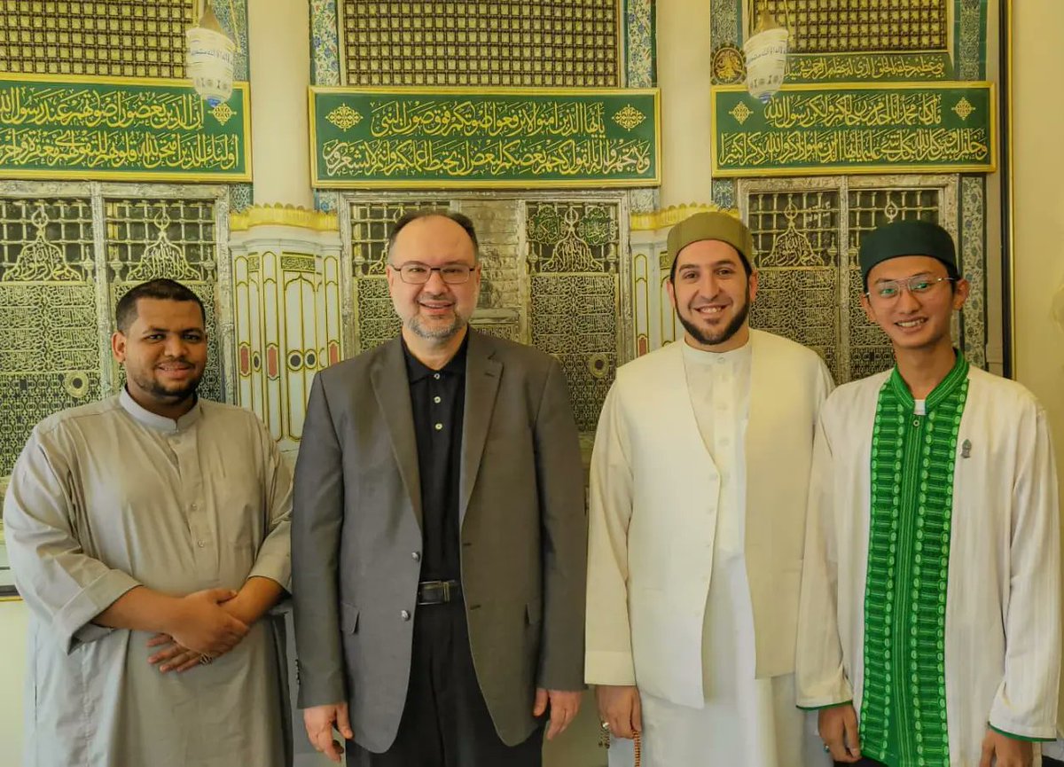 مع الدكتور عبد الرحمن الكيلاني عميد كلية الشريعة بالجامعة الأردنية والدكتور الغالي الحبيب <a href="/jihadkalouti/">jihad kalouti</a> والاخ العزيز إلهام مولانا أكبر سيمتوبنڨ في مصلى الروضة بـمعهد المعارج للدراسات الشرعية.