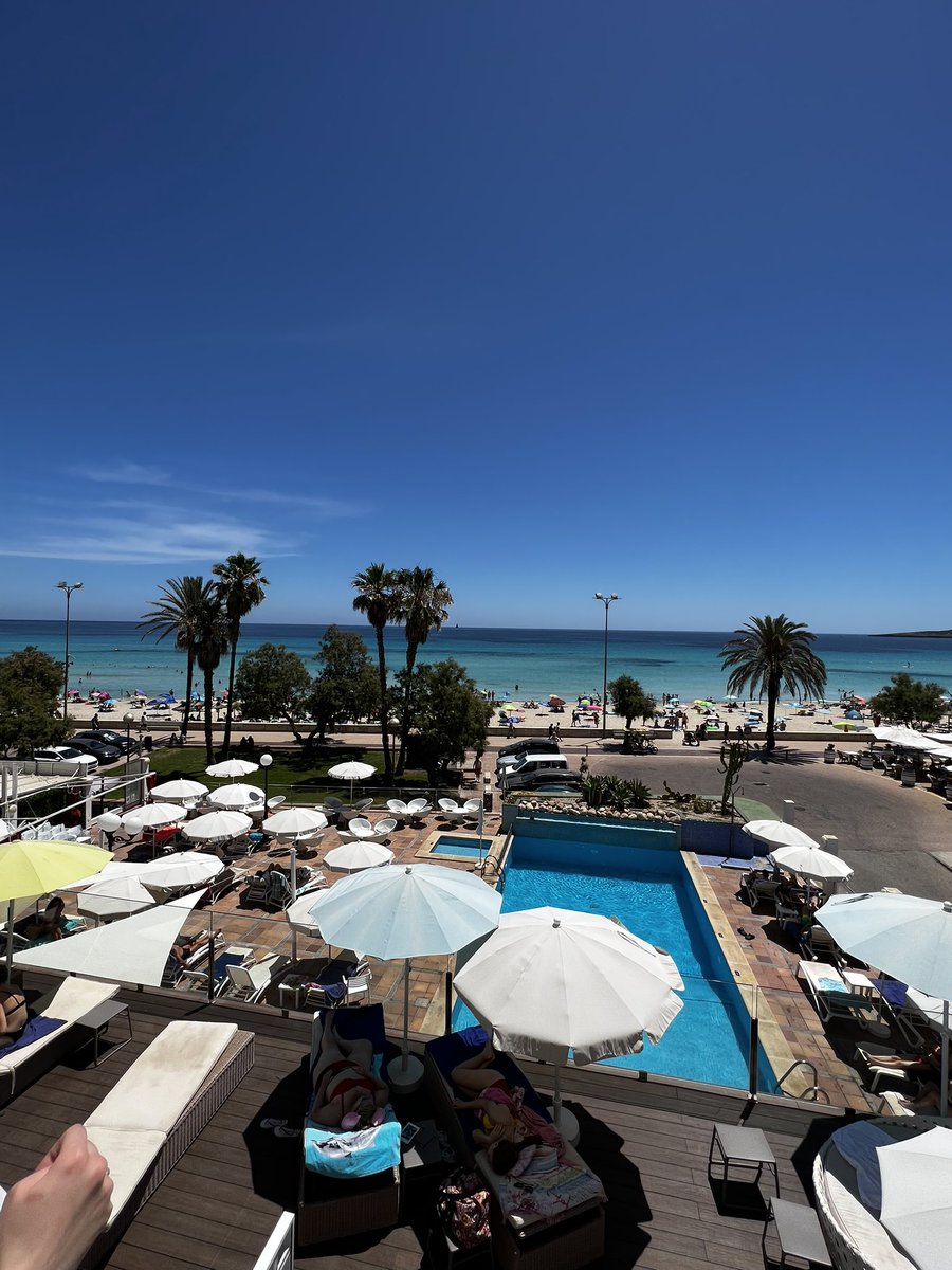 Papa und Mama sind voll gemein ey 🥹🥺 Die sind einfach ohne mich in meine Heimat geflogen! Ich bin bis Ende der Woche bei Oma. Wehe die bringen mir nichts mit, ey! 😩🇪🇸 #Twitterrudel