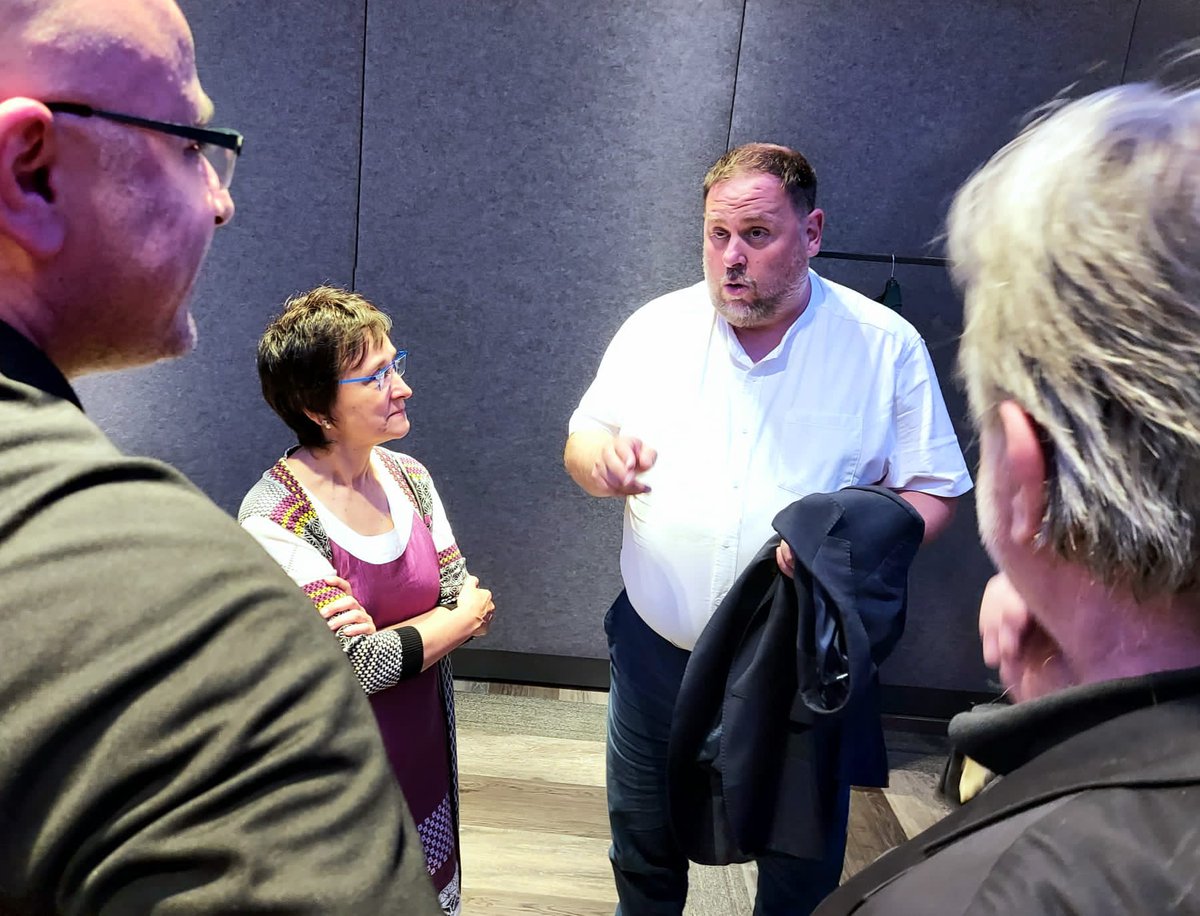 lorenalacalleA's tweet photo. In Barcelona, at the #CatProgressiveForum, with @junqueras expressing @EFAparty support for Catalonia's right to self-determination. I also stressed out our admiration for @Esquerra_ERC and the Catalan people's corageous defense of their democratic rights. https://t.co/UNH7Y4jXwM