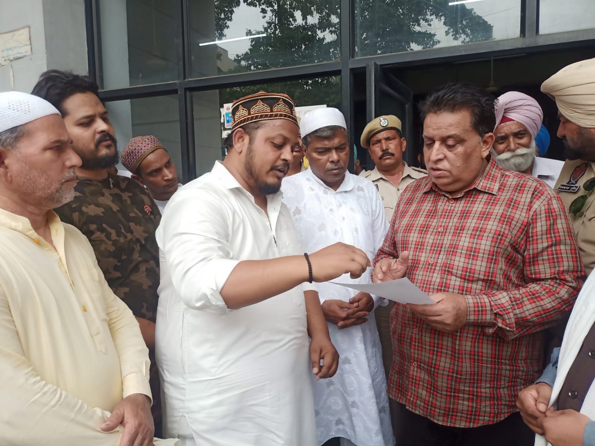 aiumbofficial's tweet photo. @aiumbofficial मोगा अध्यक्ष @SonuWahid4 के नेतृत्व में बोर्ड  ने नुपुर शर्मा व नवीन कुमार जिंदल द्वारा पैगंबर-ए-इस्लाम की शान में गुस्ताखी पर तहसीलदार मोगा द्वारा राष्ट्रपति के नाम ज्ञापन सौंप गिरफ्तार कर सजा देने की मांग की। 

#ProphetMuhammad  
#ArrestNupurSharma https://t.co/n1B06UZXRt