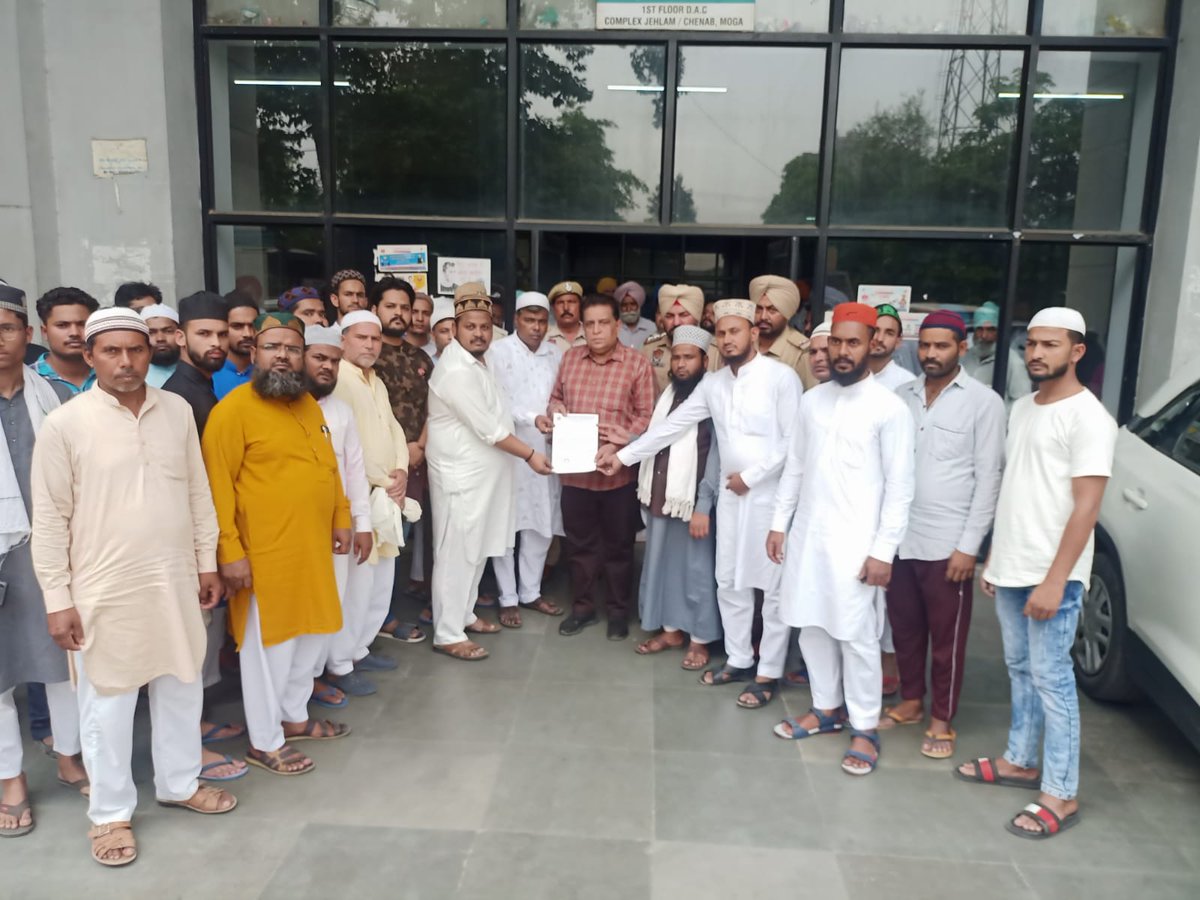 aiumbofficial's tweet photo. @aiumbofficial मोगा अध्यक्ष @SonuWahid4 के नेतृत्व में बोर्ड  ने नुपुर शर्मा व नवीन कुमार जिंदल द्वारा पैगंबर-ए-इस्लाम की शान में गुस्ताखी पर तहसीलदार मोगा द्वारा राष्ट्रपति के नाम ज्ञापन सौंप गिरफ्तार कर सजा देने की मांग की। 

#ProphetMuhammad  
#ArrestNupurSharma https://t.co/n1B06UZXRt