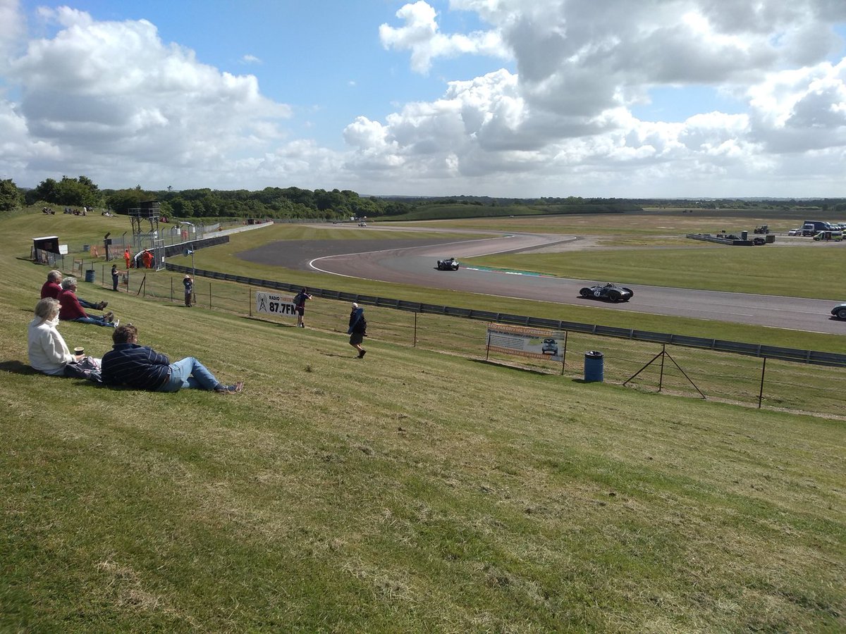 Post 6 complex for the weekend here at #thruxton.....beautiful weather, beautiful cars.....and some gentle abuse from the crowd courtesy of <a href="/DapperChewie/">DapperChewie</a>