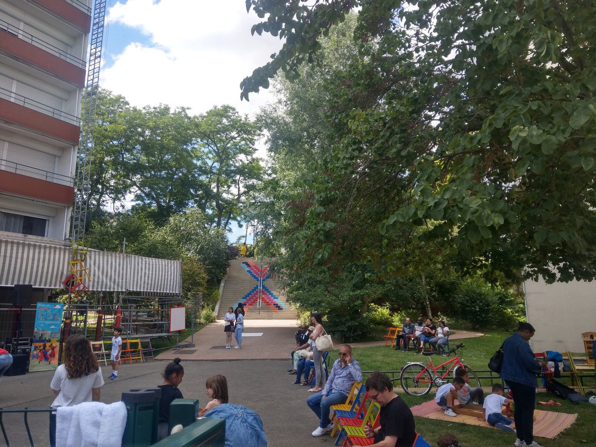 ReigadaGabriela's tweet photo. 🎉🎈 Quartier Scarron : Superbe ambiance au festival "Au-delà des toits" organisé par Toits et Joie et le relais de la ville ! Bravo à la compagnie Rara Woulib qui a remis de la couleur dans le quartier et nos coeurs ! https://t.co/reM3Vb7RX0