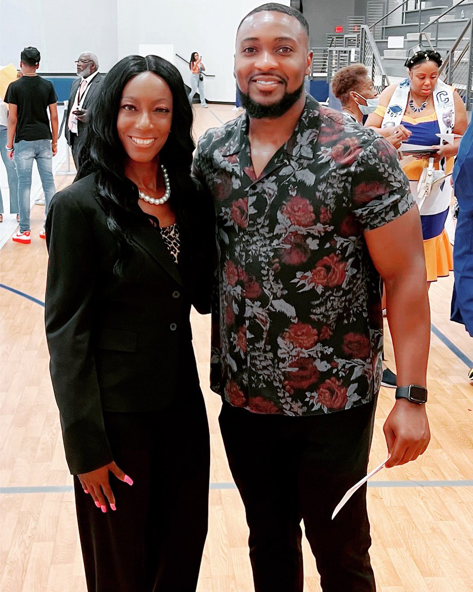 2LoveMoore's tweet photo. I had the pleasure of meeting this highly esteemed gentleman Mr. Andre Hal ❤️💙 He never misses an opportunity to give back to the community and our students! Much love!
#texan4life #htowngirl #thedean #theathlete29 #theauthor #pvawarriors https://t.co/4aMBwRLidf
