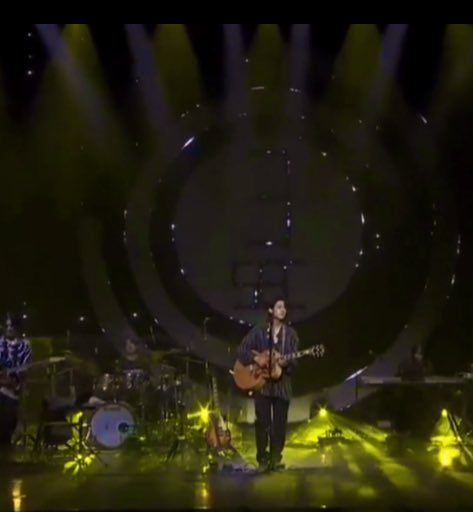 jennyDo14213544's tweet photo. Close your eyes and kiss the sky ..  
un bello coro dela canción Moon, sun and your song de concierto de hoy !!!
#KimHyunJoong #Countdown3SecondLeft https://t.co/eFXm4RcJVZ