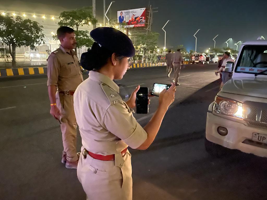 SantoshTiwari_'s tweet photo. पुलिस लाख मना करे, लाख कोशिशें करे लेकिन हम  गाड़ी रोड पर ही खड़ी करेंगे फिर प्लासियो मॉल जाएंगे, जाम लगे तो लगता रहे हमारी बला से, मौका मिल गया तो गाड़ी में ही जाम भी छलकाएंगे, जब चालान हो जाएगा तो पुलिस को ही गलत कहेंगे। 

अमां सुधर जाओ  🙏🏻

@ipsanukriti14 @pssgclkw https://t.co/nO3yfIEneF