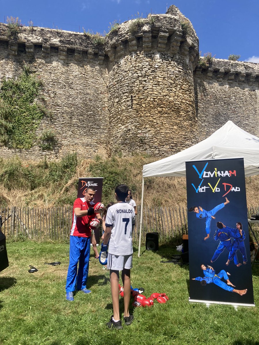 camille_petron's tweet photo. @Laval_la_Ville, de la Perrine au Château-Neuf, des jeux, du sport, pour les 20 ans de la fête du #jeu, mais aussi pour la journée départementale du #CLAS ! 😎 @La_Ligue_FAL_53 @ClepLaval L’éducation populaire dans toute sa splendeur ! Merci ☺️ https://t.co/OuLhDkGyNA