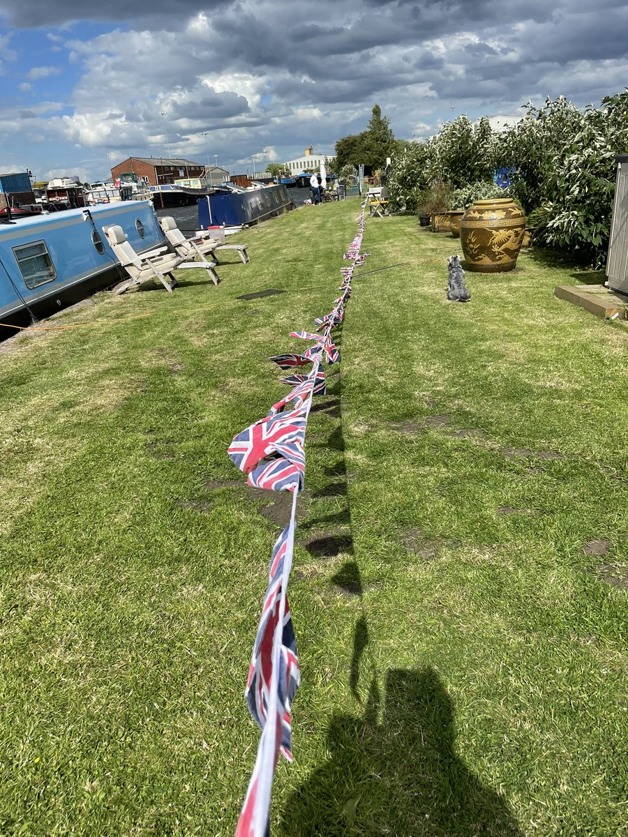 elbonharas's tweet photo. I have today learned a valuable lesson 
Don’t put bunting in the washing machine 
It’s only taken me 2 hours to untangle it 
🙄🙄🙄🙄🙄🙄🙄🙄🙄🙄🙄🙄
#BoatsThatTweet
#ItsaBargeLife
#LifesBetterByWater
#JubileeBunting https://t.co/jlcQw9d9iL