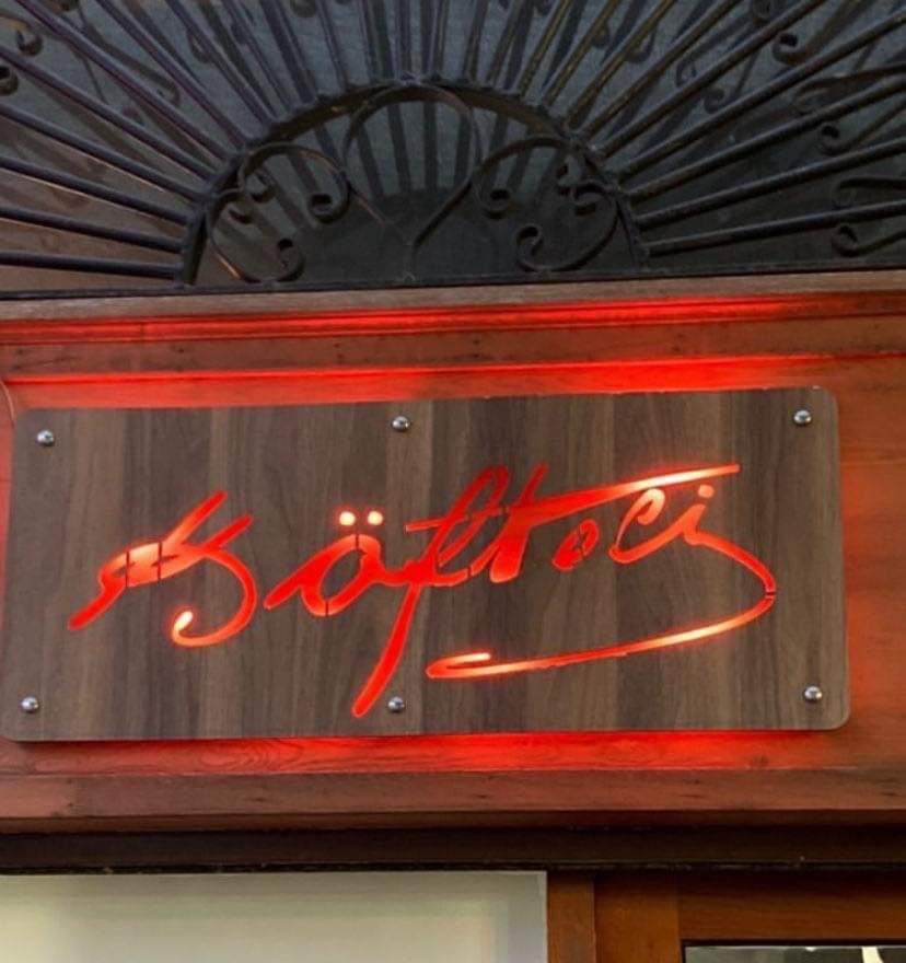 bpthaber's tweet photo. Köfteci adlı restoranın logosunun Mustafa Kemal Atatürk'ün imzasına benzemesi sosyal medyada gündem oldu. https://t.co/panBNll5rr