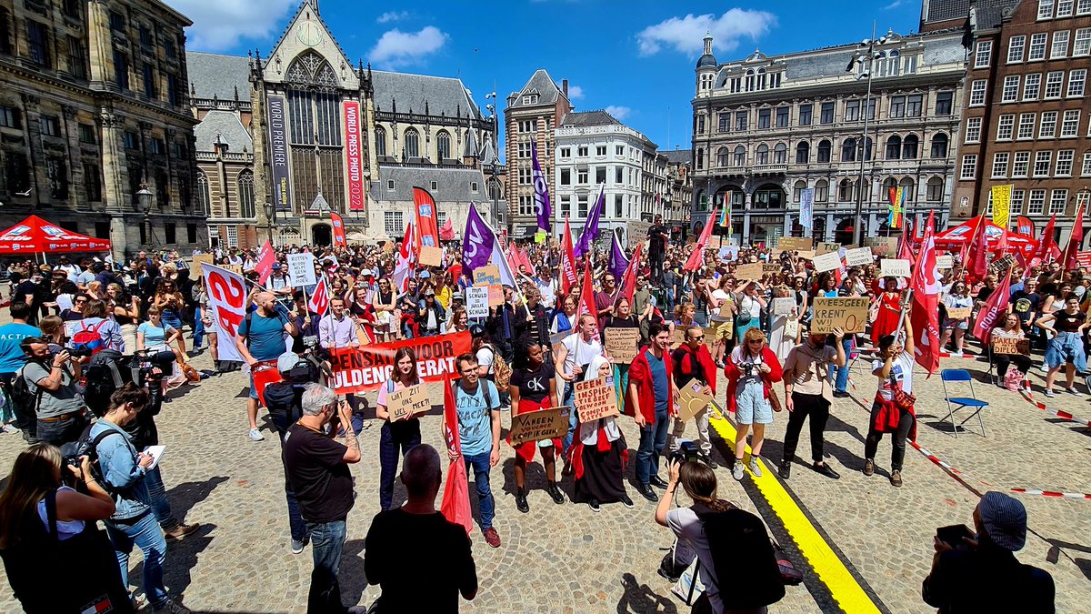 PersburoUNN's tweet image. Duizrnden studenten op de #Dam in Amsterdam voor een betoging tegen de #studieschuld @SP @FNV #lsvb #studentenschuld