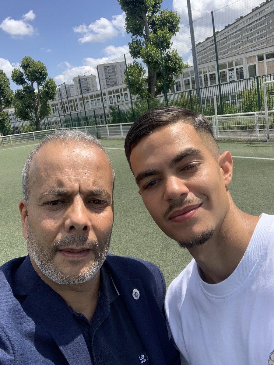 Retour de Romain Faivre chez lui pour la joie des enfants du club et du quartier 🙏 il n’a pas oublié d’où il vient et qui il est 👌👍🏻 l’ensemble des membres du Club te remercie tu sera toujours chez toi 👏🥇 ⁦⁦<a href="/OL/">Olympique Lyonnais</a>⁩ ⁦<a href="/RomainFaivreoff/">Romain Faivre</a>⁩ ⁦<a href="/patrice_leclerc/">Patrice Leclerc - Gennevilliers 🔻🐝</a>⁩