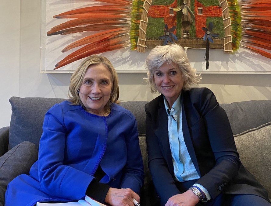 RomeIsabelle's tweet photo. Magnifique rencontre hier soir avec @HillaryClinton.

Une femme qui, tout au long de sa vie, n'a cessé de s'engager pour l'#egalite.

Une source d'inspiration pour toutes les femmes à travers le monde. https://t.co/DlVKD3w8wK