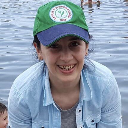 #ÖzlemDursun Rize'de evli olduğu erkek Ramazan Dursun tarafından darp edilerek öldürüldü. Fail olaydan sonra kendini yaralayarak Özlem Dursun’un yaptığını iddia etti.

Tutuklanan faile gereken ceza verilecek, Özlem için adalet sağlanacak.
#KadınCinayeti