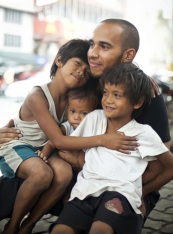 RT @ChroniclesOfF1: Lewis Hamilton in the Philippines, 2012 https://t.co/rPcm7KioOF