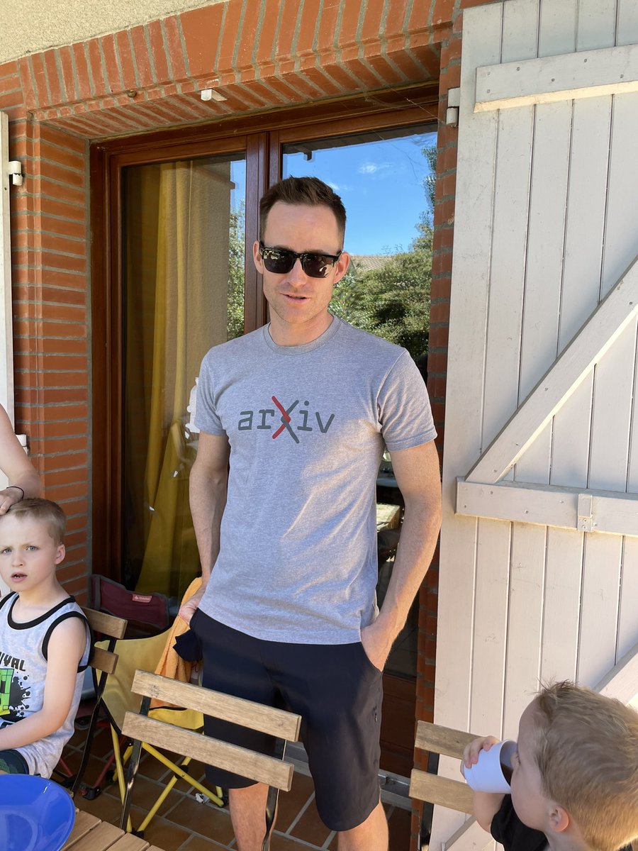 TitouLoos's tweet image. Guess who’s visiting this weekend before going to San Sebastian?! @qchemprof !! Gotta love the #arXiv tee-shirt #electronsarehisjam #freescience #freebbq