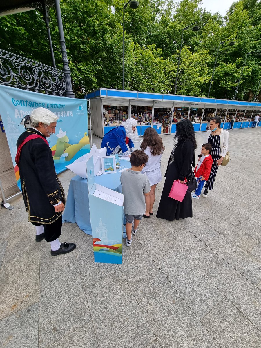 Objetivo: conseguir 30.000 barquitos de papel (biodegradable) de apoyo a la candidatura d #FerrolPatrimonioMundial. Ya repartido el material en coles y asociaciones de #Ferrol, y seguiremos entregando. Esta mañana, primer taller en la calle, con nuestros ilustrados como maestros.