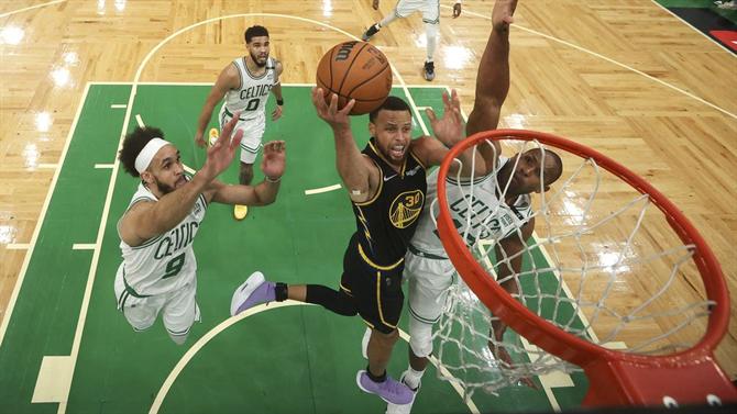 🚨 Jogo 4🚨

Curry brilhou, Draymond apareceu no momento certo e os Warriors recuperaram o fator casa na final com os Celtics. O que se pode esperar agora e... a farpa no <a href="/naguiar/">Nuno Aguiar</a>. 

📻Links 📻
Spotify: spoti.fi/3aOV5Qs
Apple: apple.co/3MGYkXA