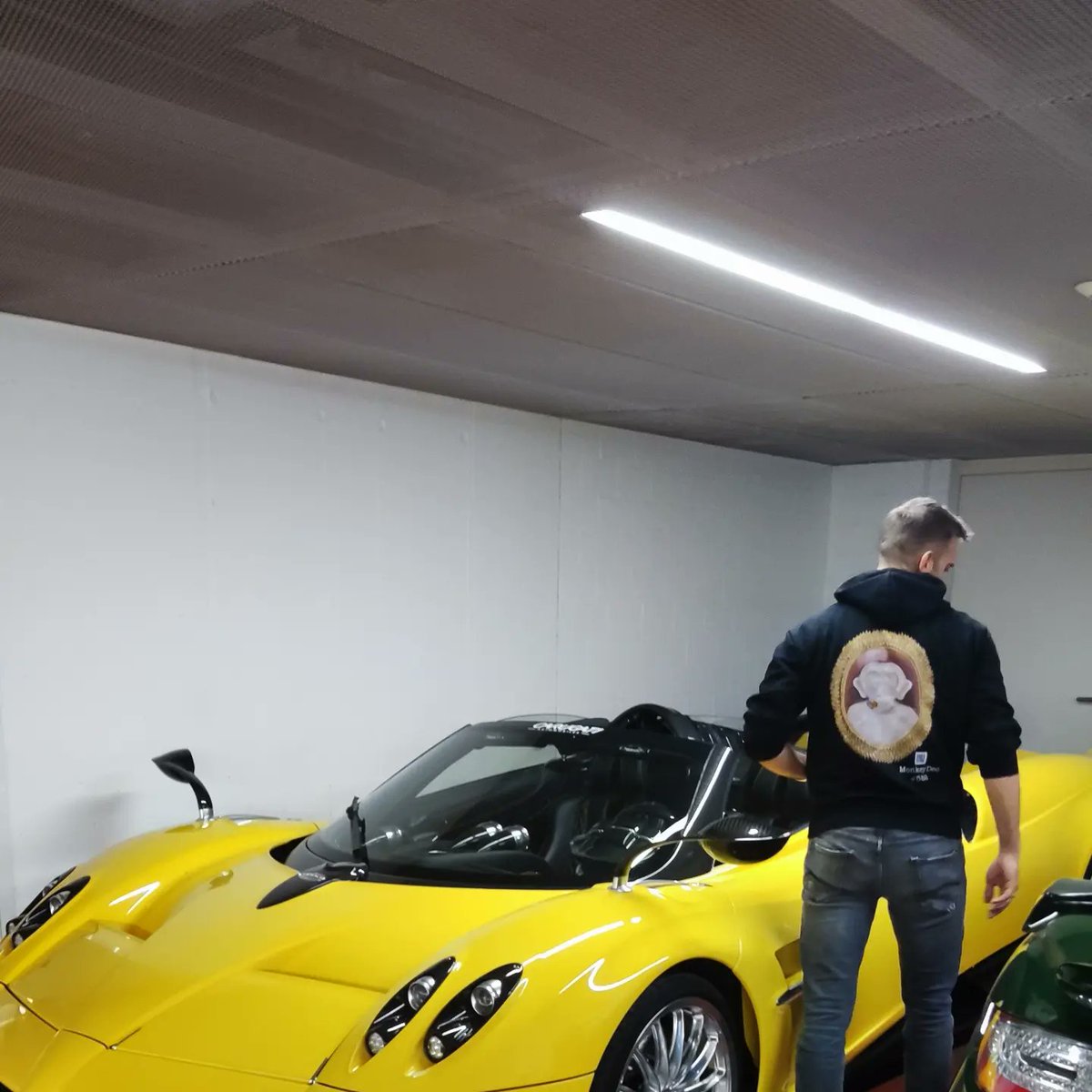 Kaiserlich87's tweet photo. What is the #MonkeDeo doing on his last day in #Zurich ? Before he goes to #Boston. For an @exclusible #MonkeyDeo there is only one possibility. To take the most #exclusive #Car and go for a #ride 
What would you do?
@amedeoNFT @CKaiserlich @Kaiserlich87 #nftcommunity  #NFTs https://t.co/DG5BHMZCFE
