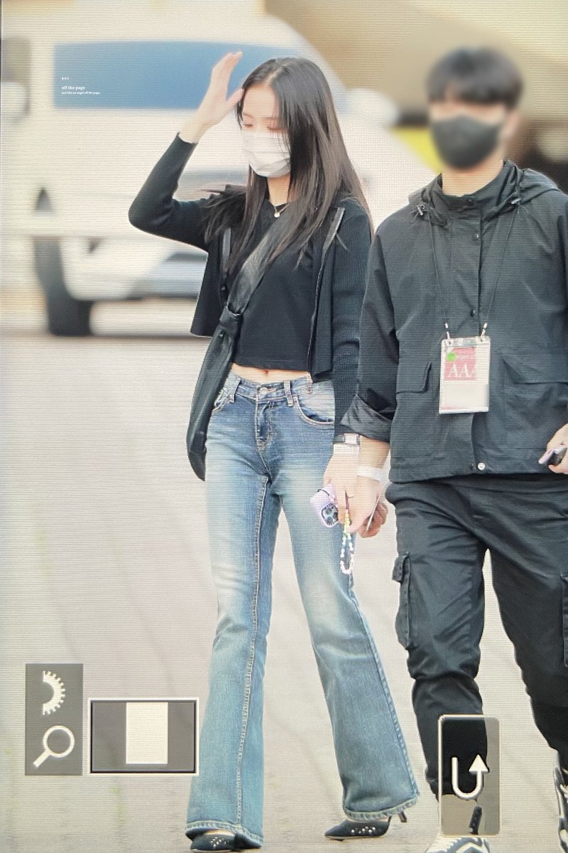 GODTIERJISOO's tweet photo. omg she looks so hot https://t.co/g94DqYFdxi