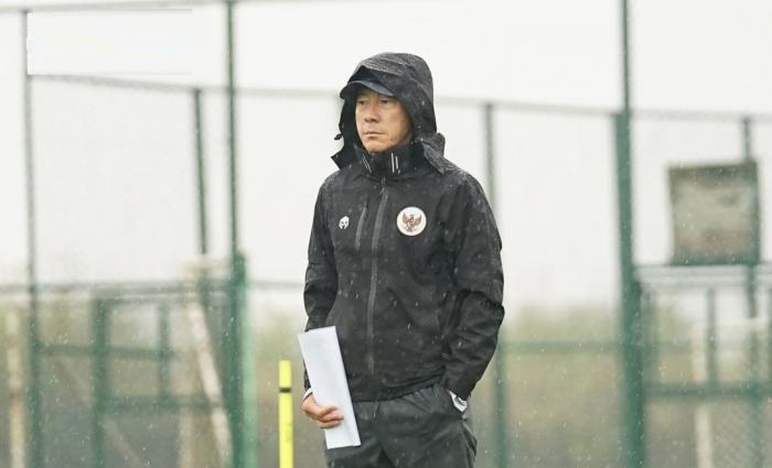 papantengah's tweet photo. Teruntuk coach Shin Tae-yong dan tim pelatih..

Mohon maaf sebesar-besarnya atas sikap yang ditunjukkan PSSI dan Exco terhadap kalian. Kalian orang yg luar biasa, berani mengambil risiko utk berusaha memoles timnas yang federasinya sedang tidak sehat. #MC https://t.co/92u4LJB6Yw