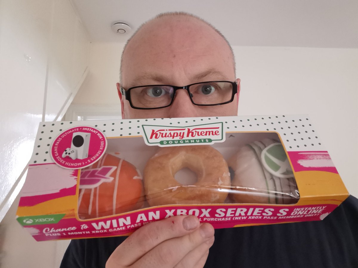 Del_Boy_Guru's tweet photo. Anyone who knows me knows I have a sweet tooth, so these #KrispyKremeForza inspired donuts were a perfect pickup for me 🍩

Anyone else picked some of these limited edition lovelies up yet?!? The chance to win an #XboxSeriesS is a bonus also... 💯🚙

#Xbox
#ForzaFun
#ForzaFrolics https://t.co/30z8NhKWSU