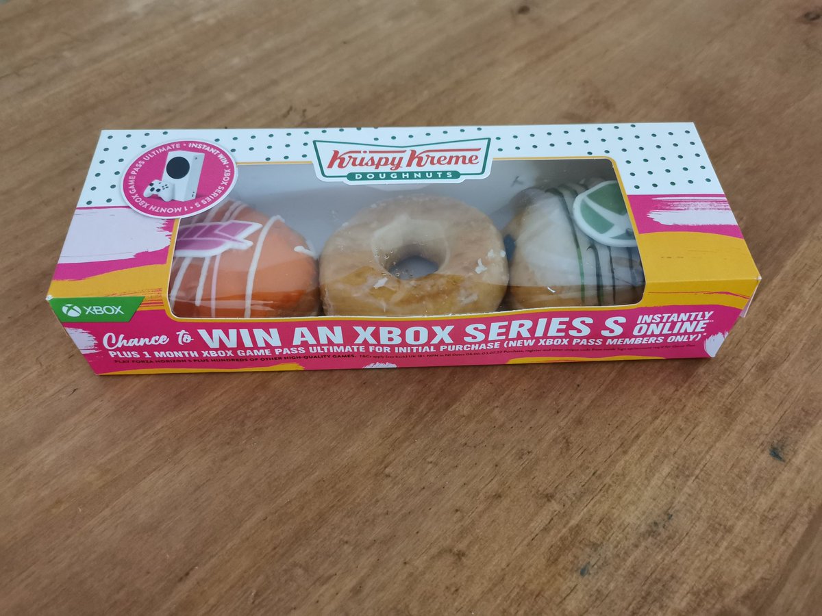 Del_Boy_Guru's tweet photo. Anyone who knows me knows I have a sweet tooth, so these #KrispyKremeForza inspired donuts were a perfect pickup for me 🍩

Anyone else picked some of these limited edition lovelies up yet?!? The chance to win an #XboxSeriesS is a bonus also... 💯🚙

#Xbox
#ForzaFun
#ForzaFrolics https://t.co/30z8NhKWSU