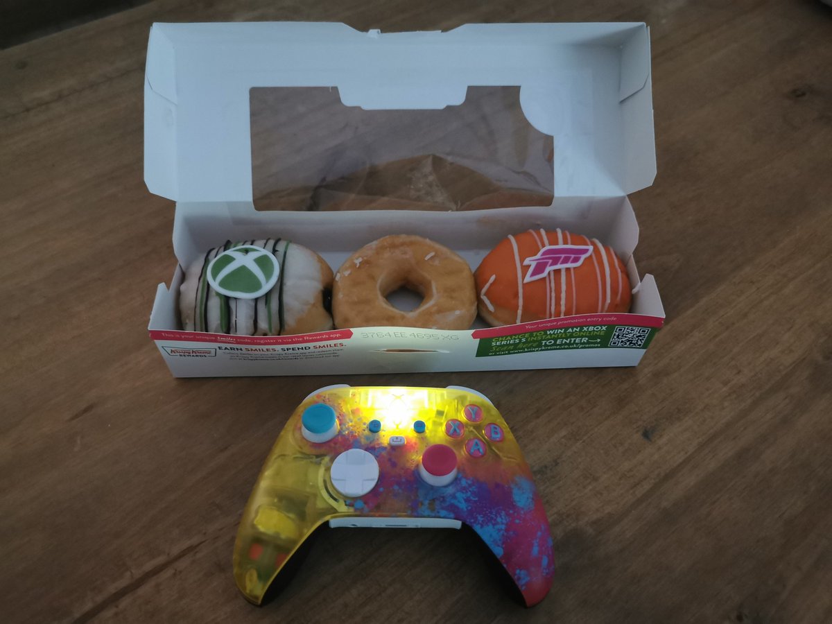 Del_Boy_Guru's tweet photo. Anyone who knows me knows I have a sweet tooth, so these #KrispyKremeForza inspired donuts were a perfect pickup for me 🍩

Anyone else picked some of these limited edition lovelies up yet?!? The chance to win an #XboxSeriesS is a bonus also... 💯🚙

#Xbox
#ForzaFun
#ForzaFrolics https://t.co/30z8NhKWSU