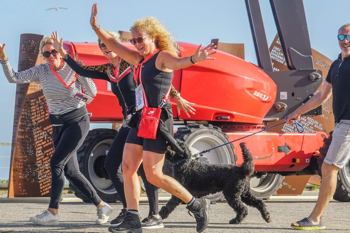 PapaPaul63's tweet photo. Prachtig weer, prachtig event, prachtige mensen (en hond) en een prachtig doel waarvoor gelopen wordt.
#Kippenloop #Katwijk @kwf_nl https://t.co/JtTwwUaYkk