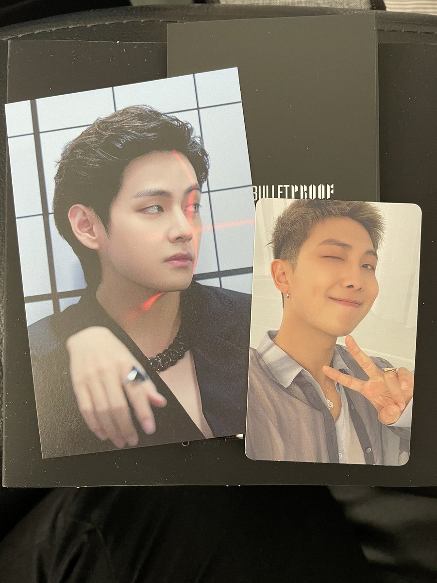 hfih0206's tweet photo. Und ich habe Doppel Taehyung, Namjoon und Jungkook 💜🥺💜
Und beide Editionen sind so wunderschön 🥰
#meinproof
#BTS_Proof #bts #YetToCome_BTS #TheMostBeautifulMoment https://t.co/ytrmQ0dIz6