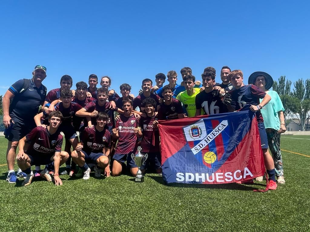 SDHuesca's tweet photo. 🏆✨ ¡𝗖𝗔𝗠𝗣𝗘𝗢𝗡𝗘𝗦! ✨🏆

El Cadete A se lleva la #CopaCentenario en el derbi ante el Real Zaragoza, una final de infarto (1-1) resuelta en la tanda de penaltis con hasta 3 paradas del guardameta azulgrana Luis Subias.

🙌 ¡Enhorabuena, #CanteraSDH 🔵🔴! 🙌 https://t.co/TYtZto2Ftg