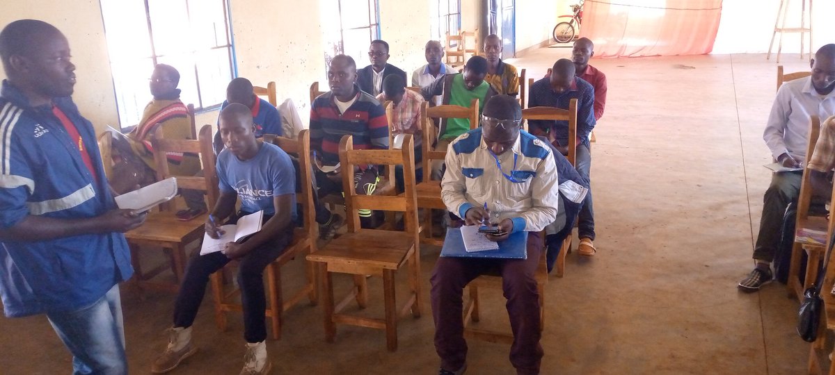 CnjbMuyinga's tweet photo. Le Président du Conseil National de la Jeunesse @cnjbdi en Province Muyinga @ntirapa poursuit des descentes d'accompagnement des jeunes.ce samedi le11/06/2022 ,il a tenu une réunion aux jeunes élus en commune Giteranyi.
@cnjbdi 
@MuyingaProvince 
@MinEACJSCBdi 
@IngabireThierry https://t.co/5qHU0tIFva