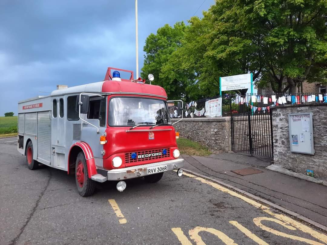 ScotBusGroup's tweet image. 🚒 One of our trustees decided to take his Fire Engine out &amp;amp; about yesterday. He then decided to attend the local primary school. Sadly however, it was in the evening which meant nobody was around. It will be out &amp;amp; about in the next few weeks within the local community. 😜😁