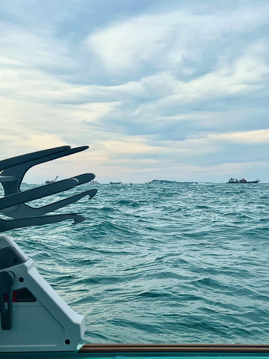 Ada0718a's tweet photo. 海边有风浪，心中有晴天  
面对未知，请用好奇代替恐惧

原本是想来坐直升飞机🚁开灰机的
但是天气 风太大了，不能起落 怕不安全
就去冲尾波了 然鹅我并没有带泳衣🩱 上船🛥️
只好拍几张照片📷辣 https://t.co/Xk4jtamcE5