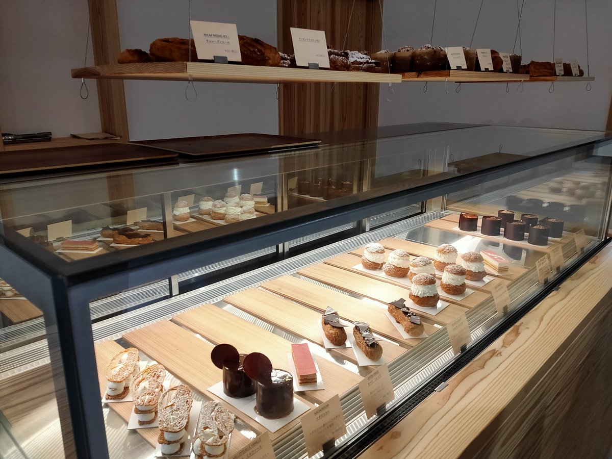 nemu_bei's tweet photo. まあとんでもなく美味かったですわー。ルバーブのケーキは智頭だね!
ほんで、何回食べてもラムレーズンロールはうまーい!
日曜日から火曜日までお休みなのでご注意を
#chezben https://t.co/dgGVPE2mGa
