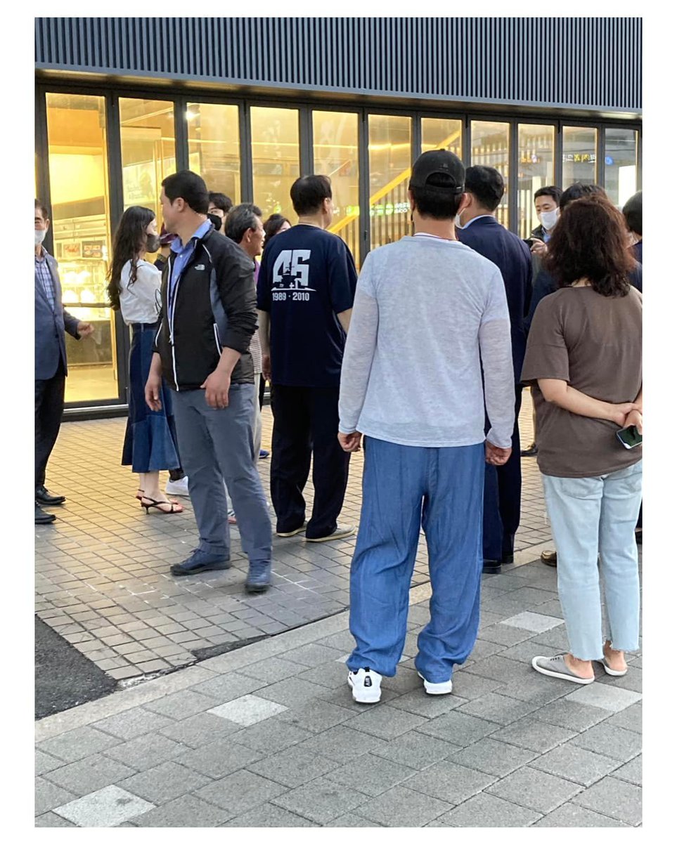 김건희 이 사람이 성북동 나폴레옹 빵집에 가서 경호원 끌고 가서 교통통제하고 빵사왔다는데....

와.....진짜 ㅈㄹ이다. 이건 진짜......