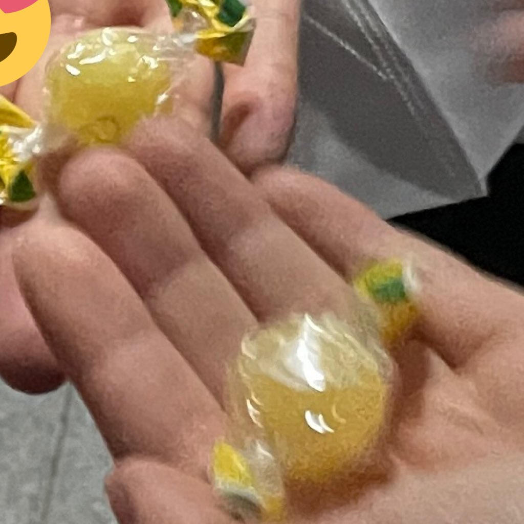 keopikiss's tweet photo. Kim Jisoo gave out candies to the fans who came by to see her. She's always been the warmest person. What an angel 🥺🤍 https://t.co/Mj9FNwzkNx