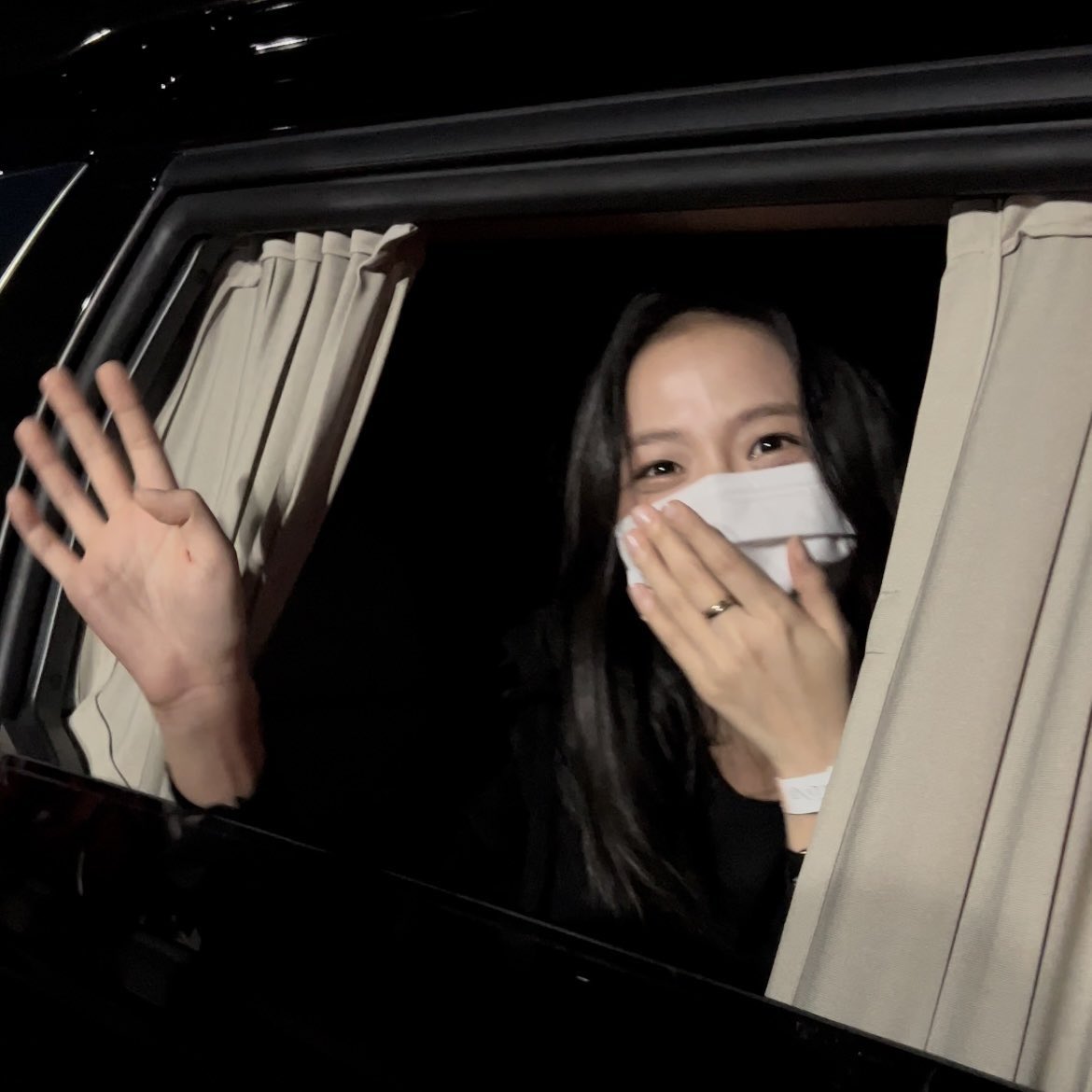 keopikiss's tweet photo. Kim Jisoo gave out candies to the fans who came by to see her. She's always been the warmest person. What an angel 🥺🤍 https://t.co/Mj9FNwzkNx