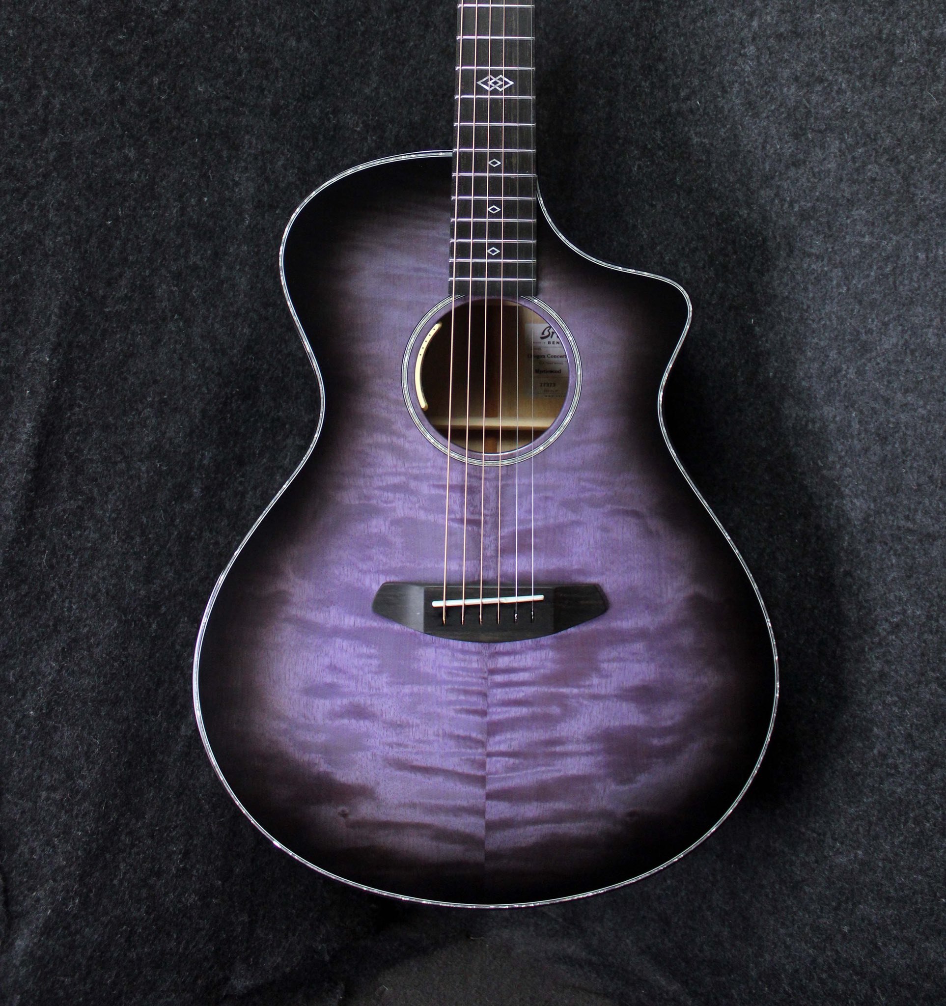 Breedlove Guitars Captivating Looks And Sound Another Gorgeous Oregon Concert Blackberry Guitar This One Sent To The Guitar Vault In Shawnee Oklahoma Breedlove Guitars Guitar Acousticguitars Breedloveguitars T Co